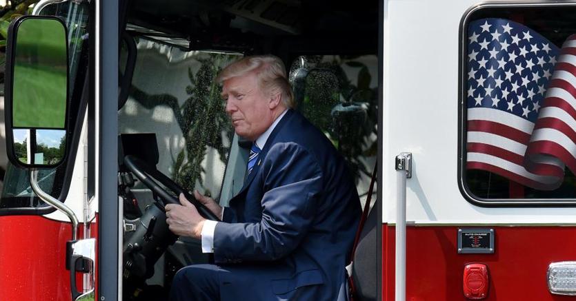 Il presidente Usa Donald Trump a bordo di un furgone dei vigili del fuoco durante una mostra alla Casa Bianca dedicata al Made in America